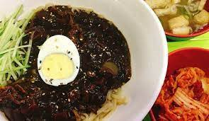 mi-tron-tuong-en-xuc-xich-kimchi