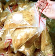 banh-trang-muoi-toi-chua-cay-tron-san