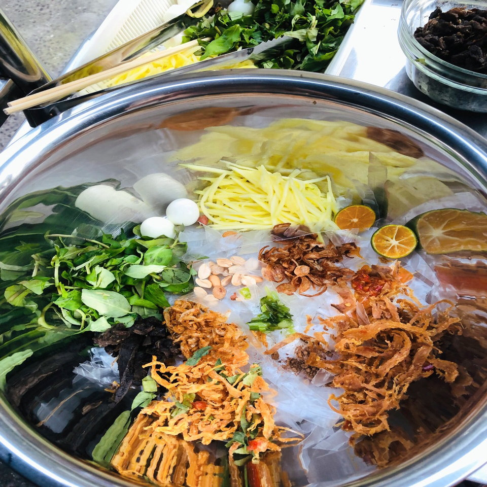 le-le-banh-trang-tron-nuoc-sam-ngo-tat-to