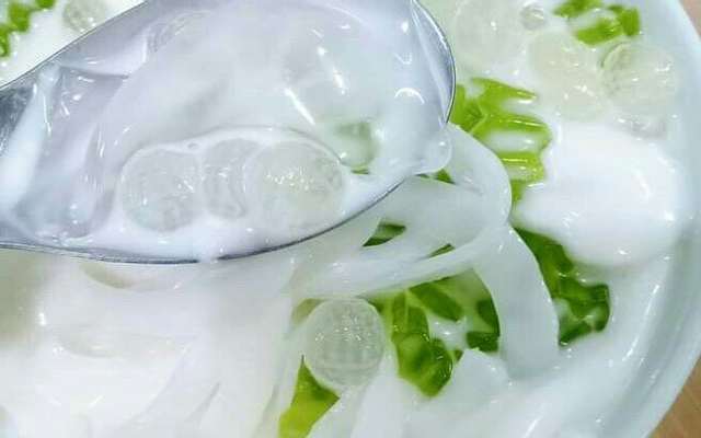 an-nhien-che-dua-dam-qua-vat-tay-tuu