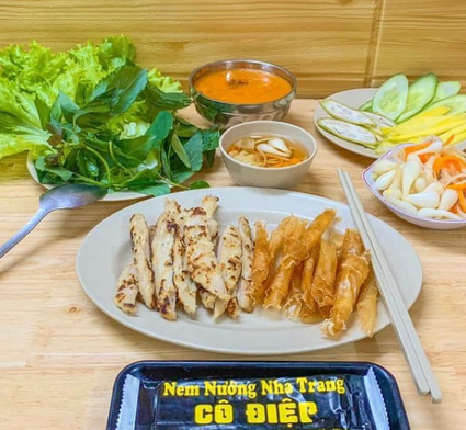 nem-nuong-nha-trang-co-iep-su-van-hanh