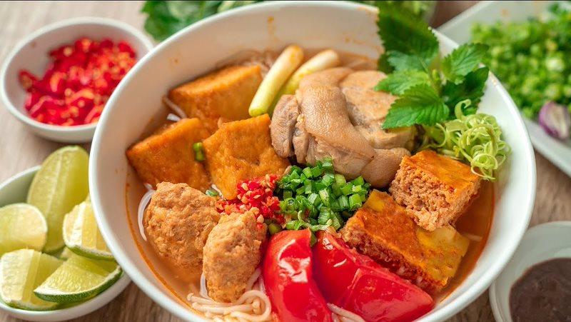bun-rieu-mi-tron-huyen-nguyen-huu-cau