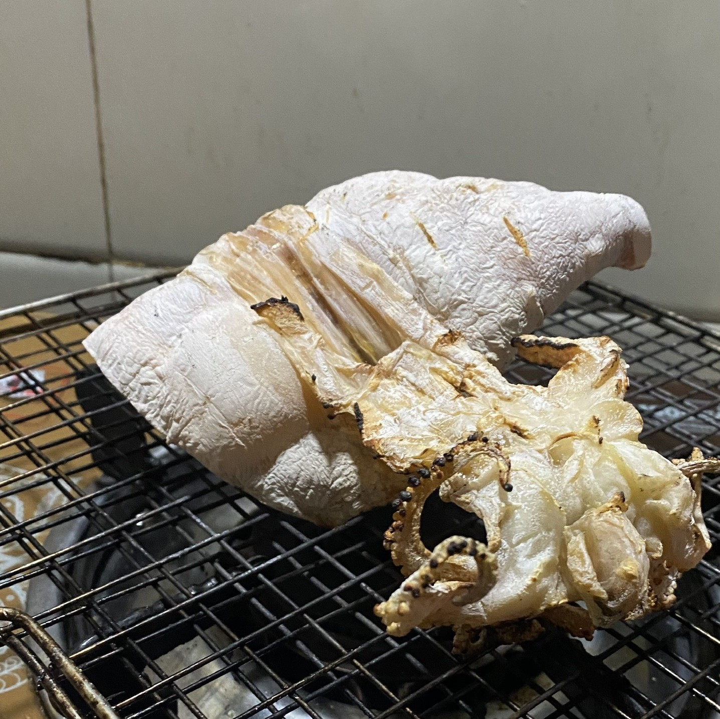 hai-san-que-muc-nuong-o-uc-duc