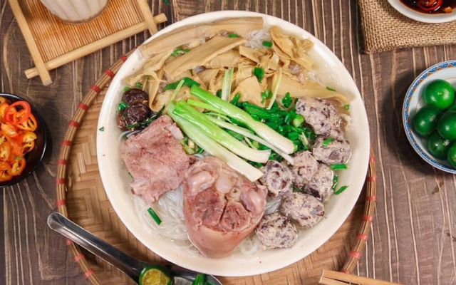 Chân-Gà-Xả-Ớt-&-Bún-Ngan-Sườn-Thịt-Mọc---Hàng-Chiếu