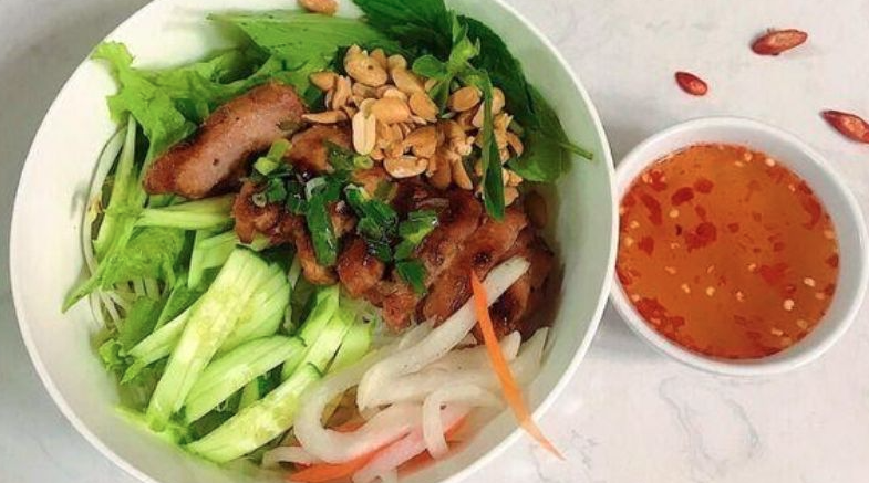bun-thit-xao-co-cuc-le-hong-phong