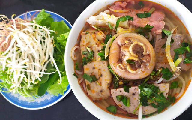 my-huong-bun-bo-mi-quang-kenh-nuoc-en