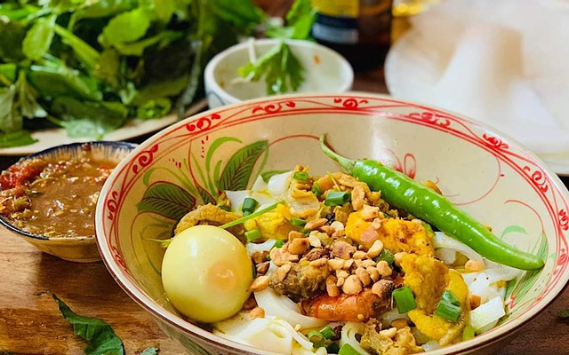 co-hanh-quan-mi-quang-com-tam-mai-van-vinh