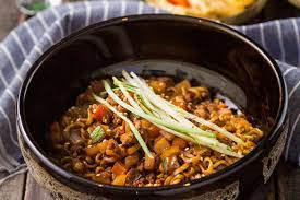 mi-tron-tuong-en-kimchi-xuc-xich