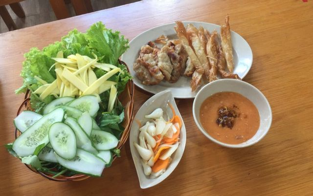 nem-nuong-co-iep-le-van-sy