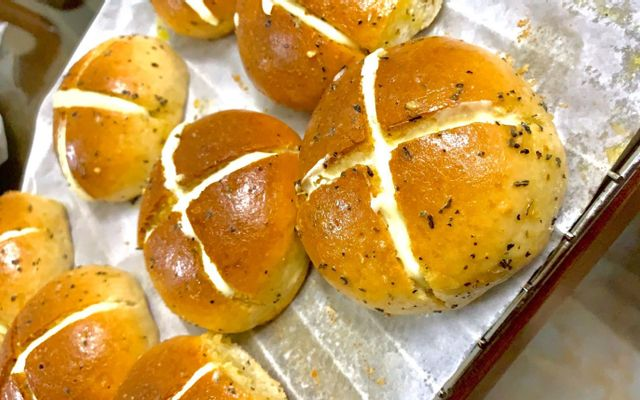 tiem-banh-linh-nga-hong-mai