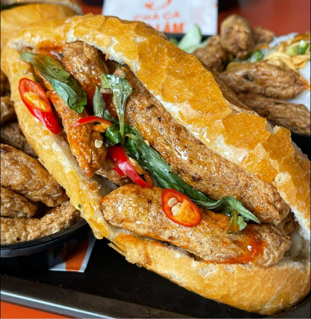 banh-mi-cha-ca-op-la