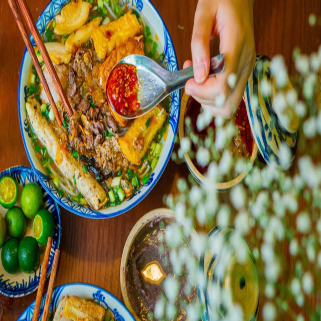 Cô-Hương-Béo---Bún-Riêu-Tóp-Mỡ-Mọc-Giòn---Hoàng-Cầu