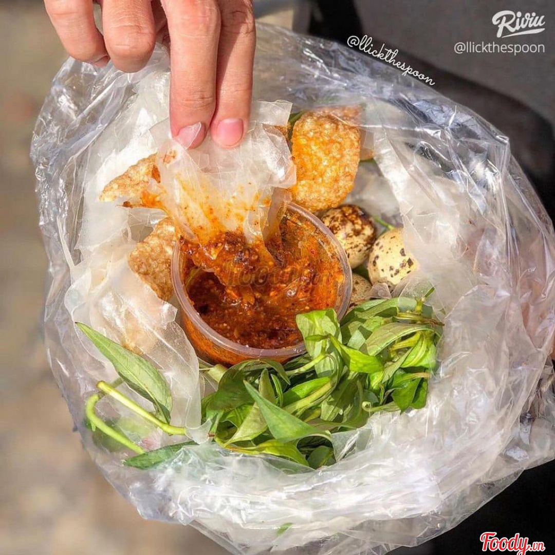 banh-trang-deo-cham-da-heo