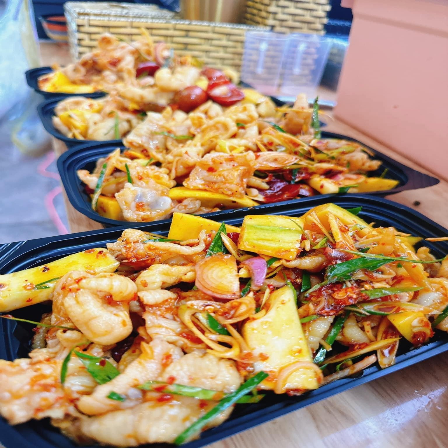 om-tra-trai-cay-tuoi-chan-ga-sot-thai-tran-thanh-tong