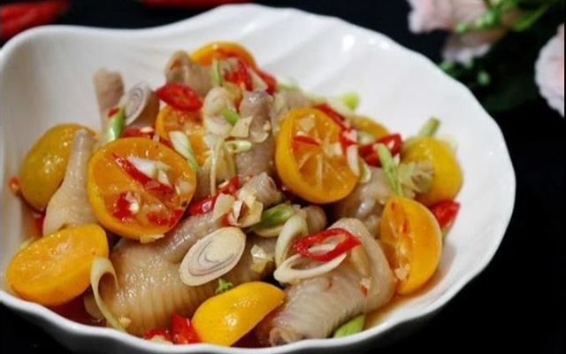 phuong-chi-chan-ga-ngam-sa-quat-o-an-vat-ong-me