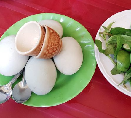 Chị-Bích---Hột-Vịt-Lộn,-Gỏi-Cuốn-&-Bắp-Nướng