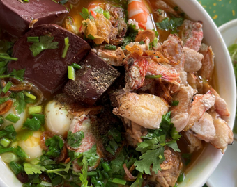 banh-canh-ghe-yen-phong-cho-ba-chieu-huynh-inh-hai