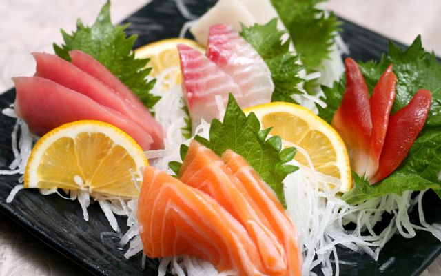 sushi-t-t-ca-hoi-va-sashimi-ngon-hong-uc