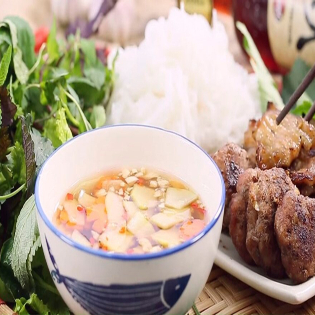 nem-nuong-bun-cha-minh-khang-le-trong-tan