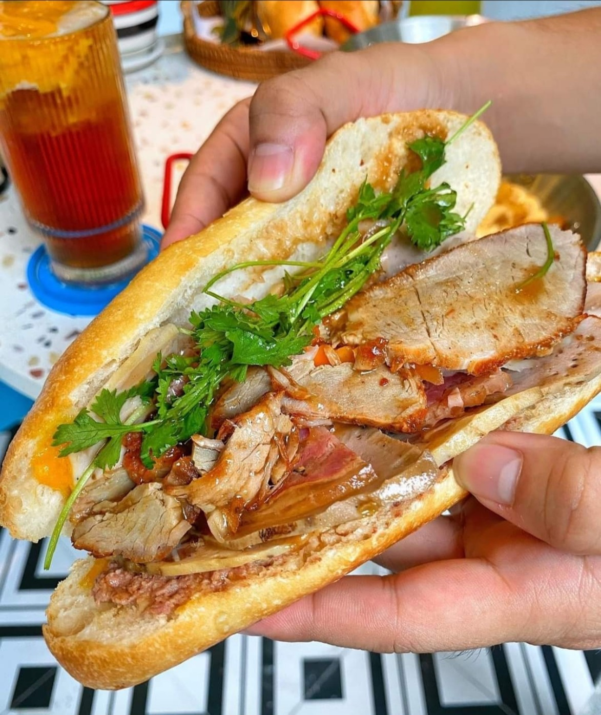 banh-mi-pate-cot-en-hai-phong-nuoc-ep-sinh-to-hoang-mai