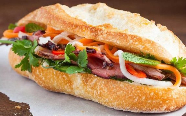 banh-mi-ha-noi-hung-dung-hamberger-xoi-man-lac-long-quan