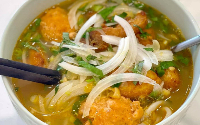quan-banh-canh-ca-loc-huu-nghi