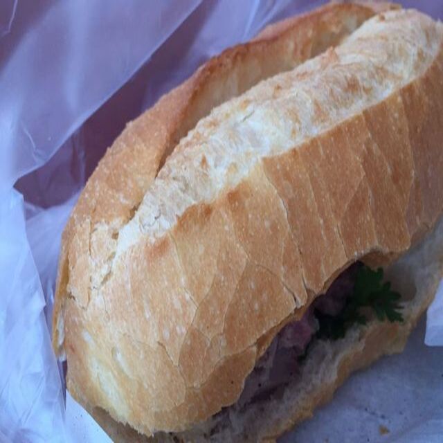 hung-ky-banh-mi-banh-hoi-heo-quay-cay-keo