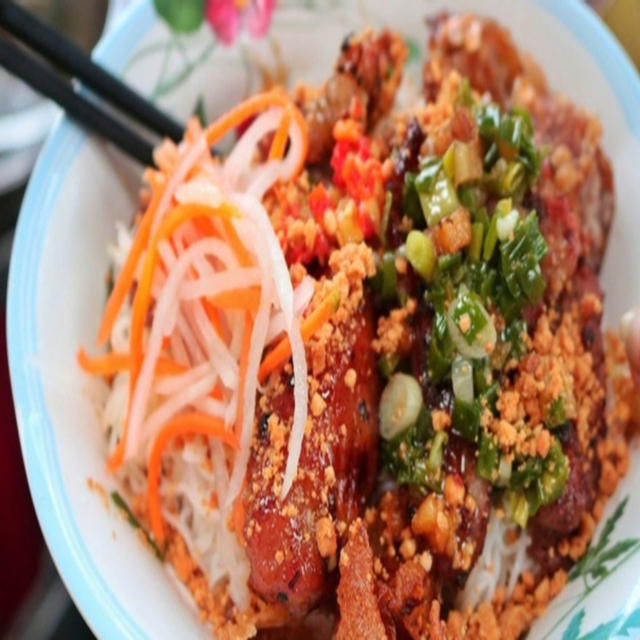 bun-thit-xao-cu-hanh-cha-gio-chi-be-bun-thit-xao-74f-oi-cung