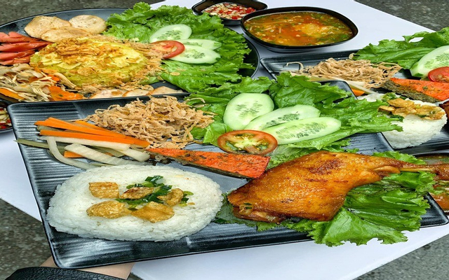 com-tam-cau-thu-thai-ha