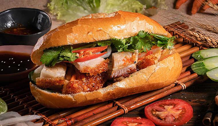 Bánh mì heo quay ốp la
