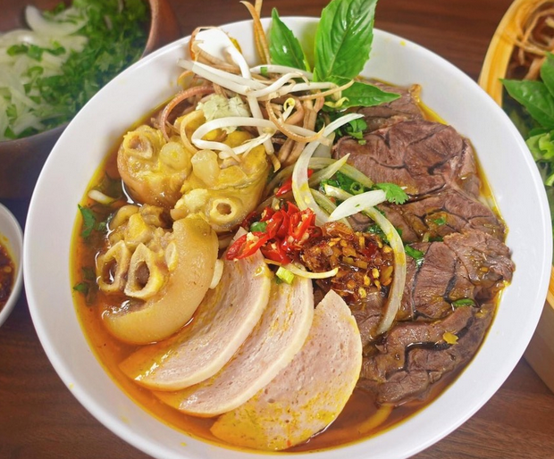 ganh-hue-bun-bo-phan-ang-luu