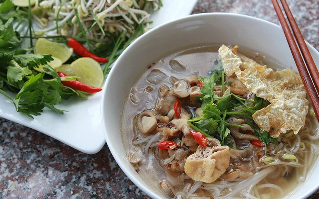 hu-tieu-chay-loan-le-quang-sung