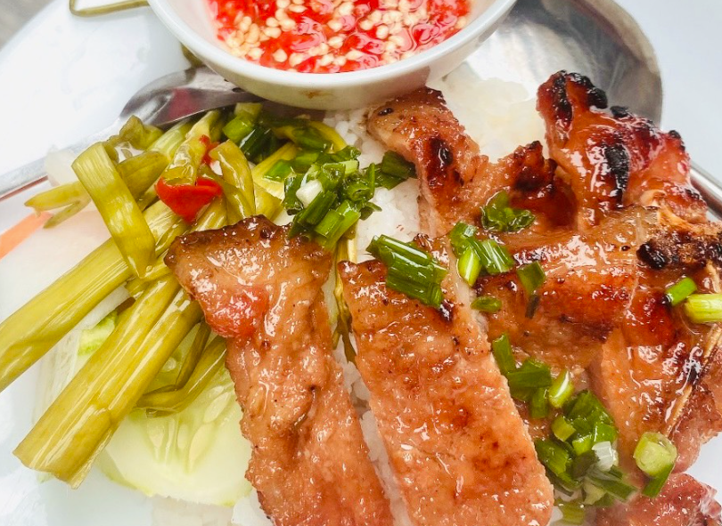 com-tam-nhi-suon-cong-rut-xuong-mat-ong-nguyen-huu-cau