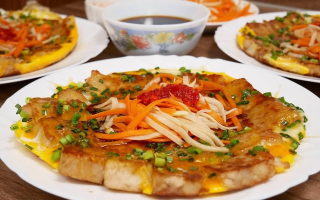 bot-chien-hoang-map-mi-nui-xao-vuon-lai