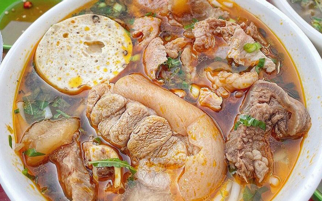 ngoc-bich-bun-bo-bun-moc-le-van-sy