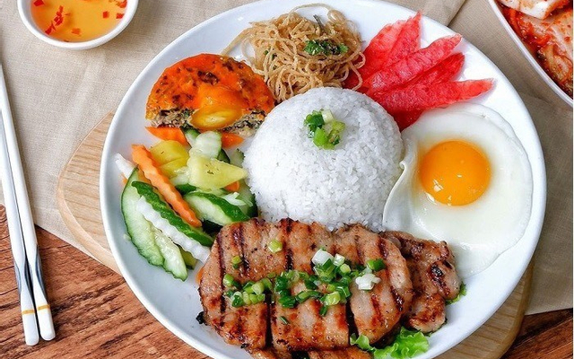 com-tam-bun-thit-nuong-co-tuyen-le-quy-on