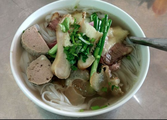 tuan-kiet-pho-bun-rieu-le-trong-tan