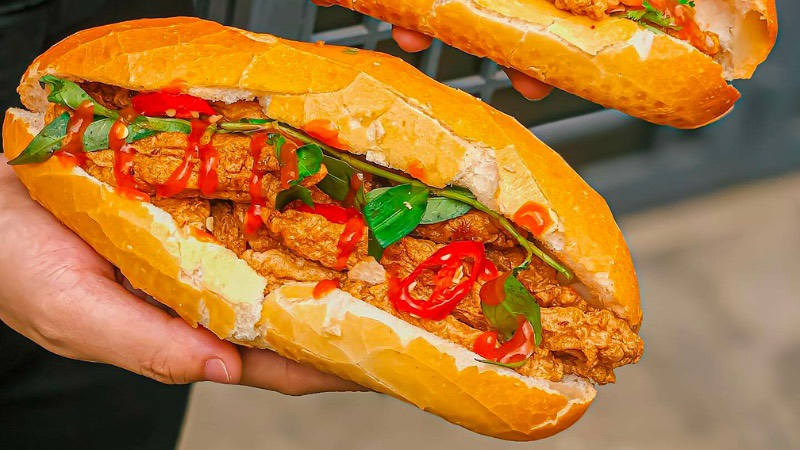 banh-mi-cha-ca-o-an-vat-cac-loai-le-uc-tho