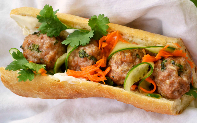 banh-mi-heo-quay-tu-binh-go-xoai