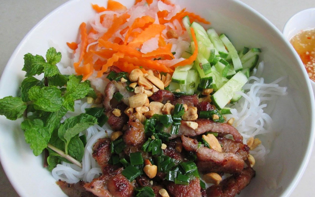bun-thit-nuong-be-hai-xom-chieu
