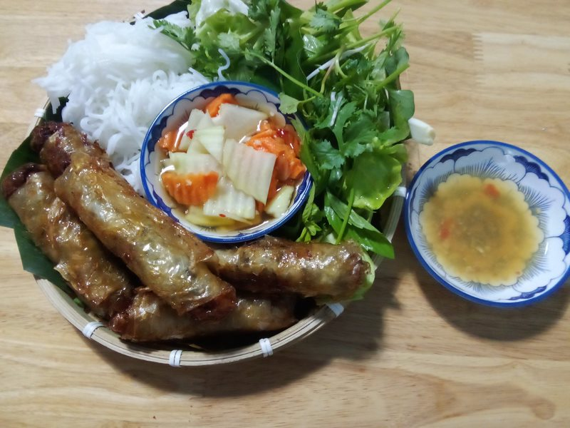 ngoc-linh-bun-cha-gio-bun-gio-heo-gia-cay-ap-tien-lan