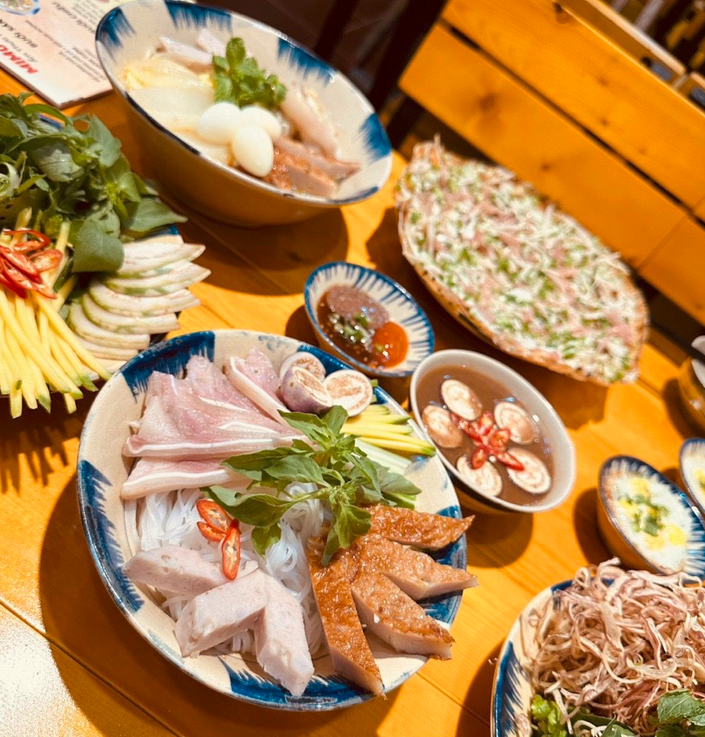 mi-quang-banh-canh-mimoon-quan-o-nhuan