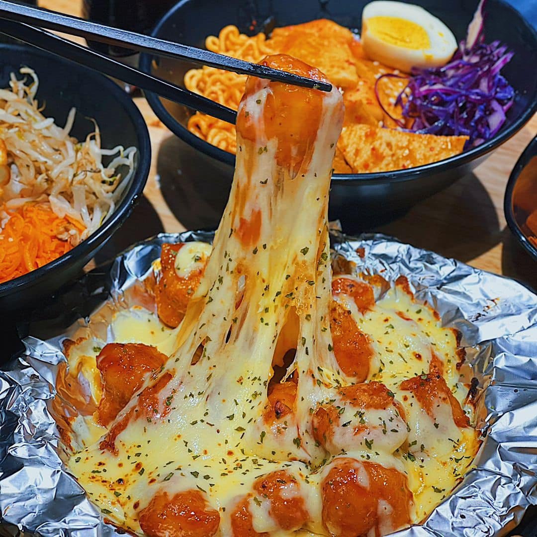 chick-and-cheese-ga-cay-pho-mai-tokbokki-han-quoc