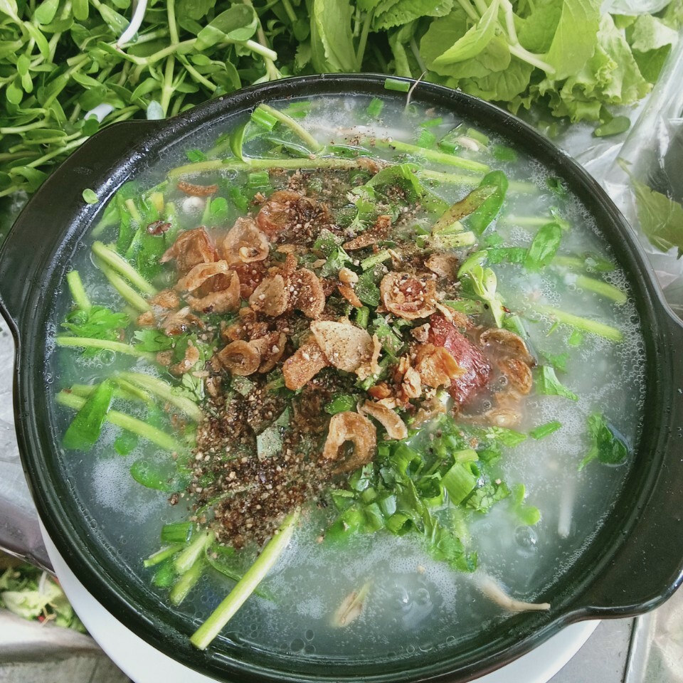 banh-canh-ca-loc-hien-cu-xa-uong-sat