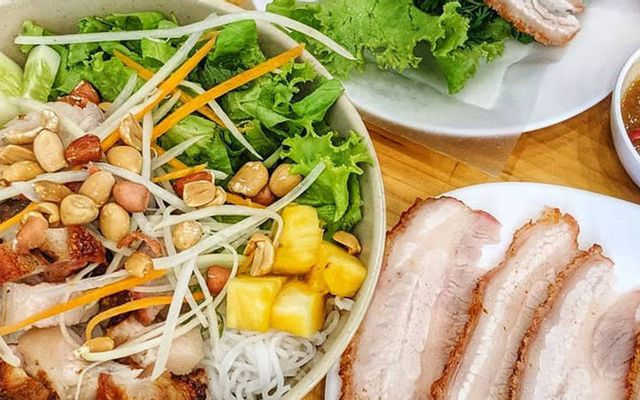 co-hang-pho-banh-trang-cuon-thit-heo-khuat-duy-tien