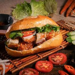 lo-banh-my-heo-quay-khanh-vy-pham-van-hai