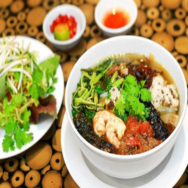 banh-a-cua-co-thuy-hai-phong-tran-quoc-hoan