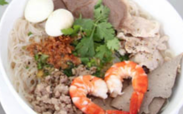 quan-135-hu-tieu-nam-vang-bun-bo-hue