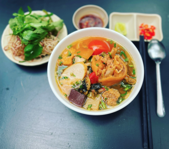 a-linh-quan-com-van-phong-3-mien-bun-mam-mien-tay-uong-d4