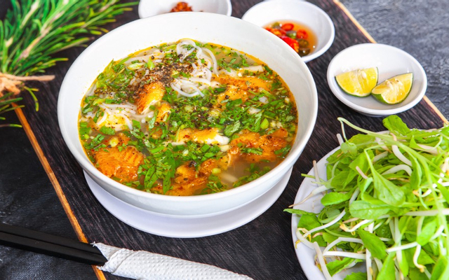 banh-canh-ca-loc-xu-hue-le-loi